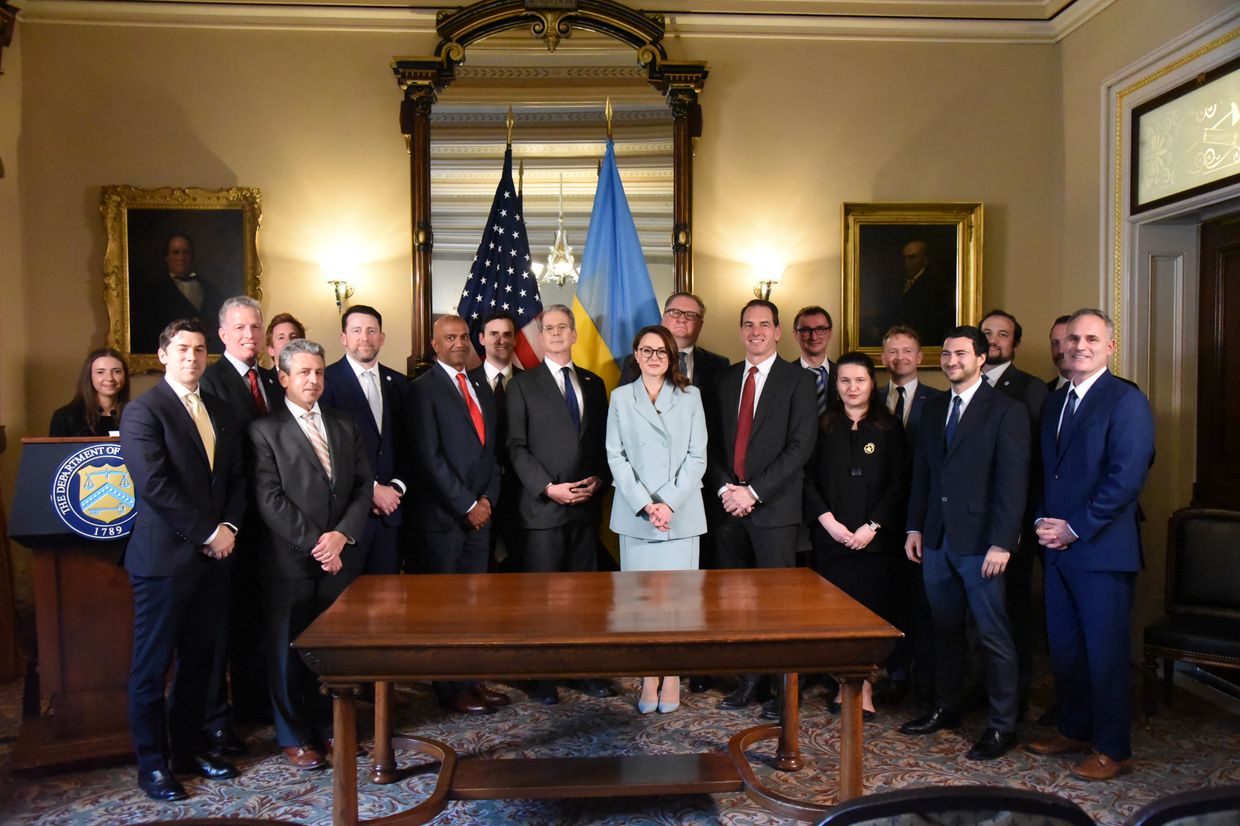 Ukraine, US sign minerals deal